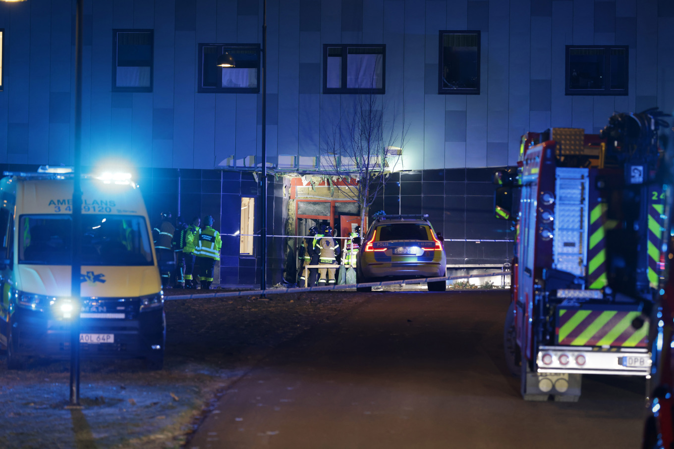 Polis, ambulans och räddningstjänst på plats efter en explosion vid ett flerfamiljshus i Norrköping på söndagskvällen. Foto: Magnus Andersson/TT
