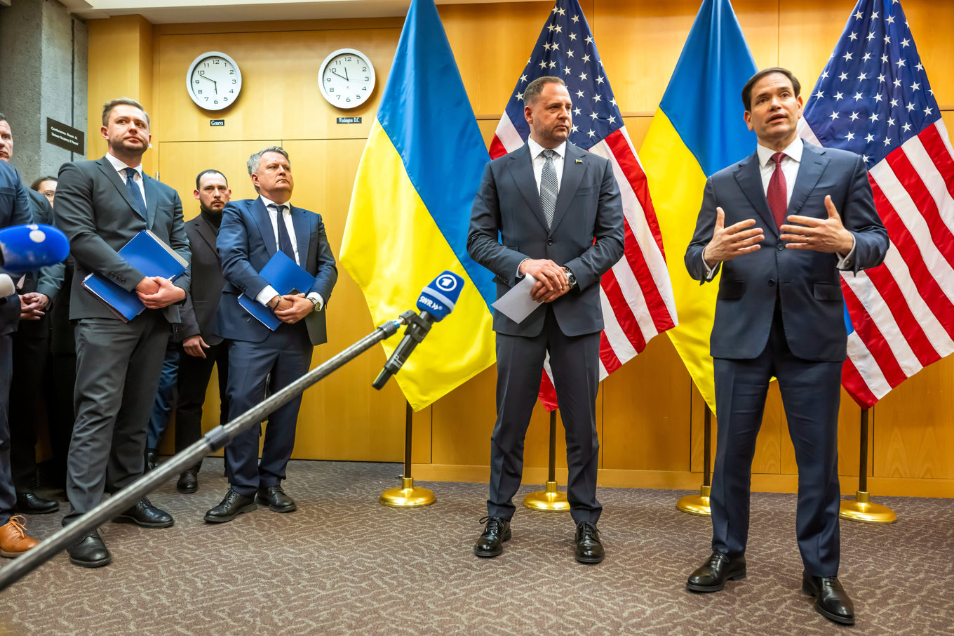 Ukrainas förhandlare Andrij Jermak och USA:s utrikesminister Marco Rubio i Genève under söndagen, där de pågående förhandlingarna om ett reviderat fredsförslag hölls. Foto: Martial Trezzini/Keystone via AP/TT