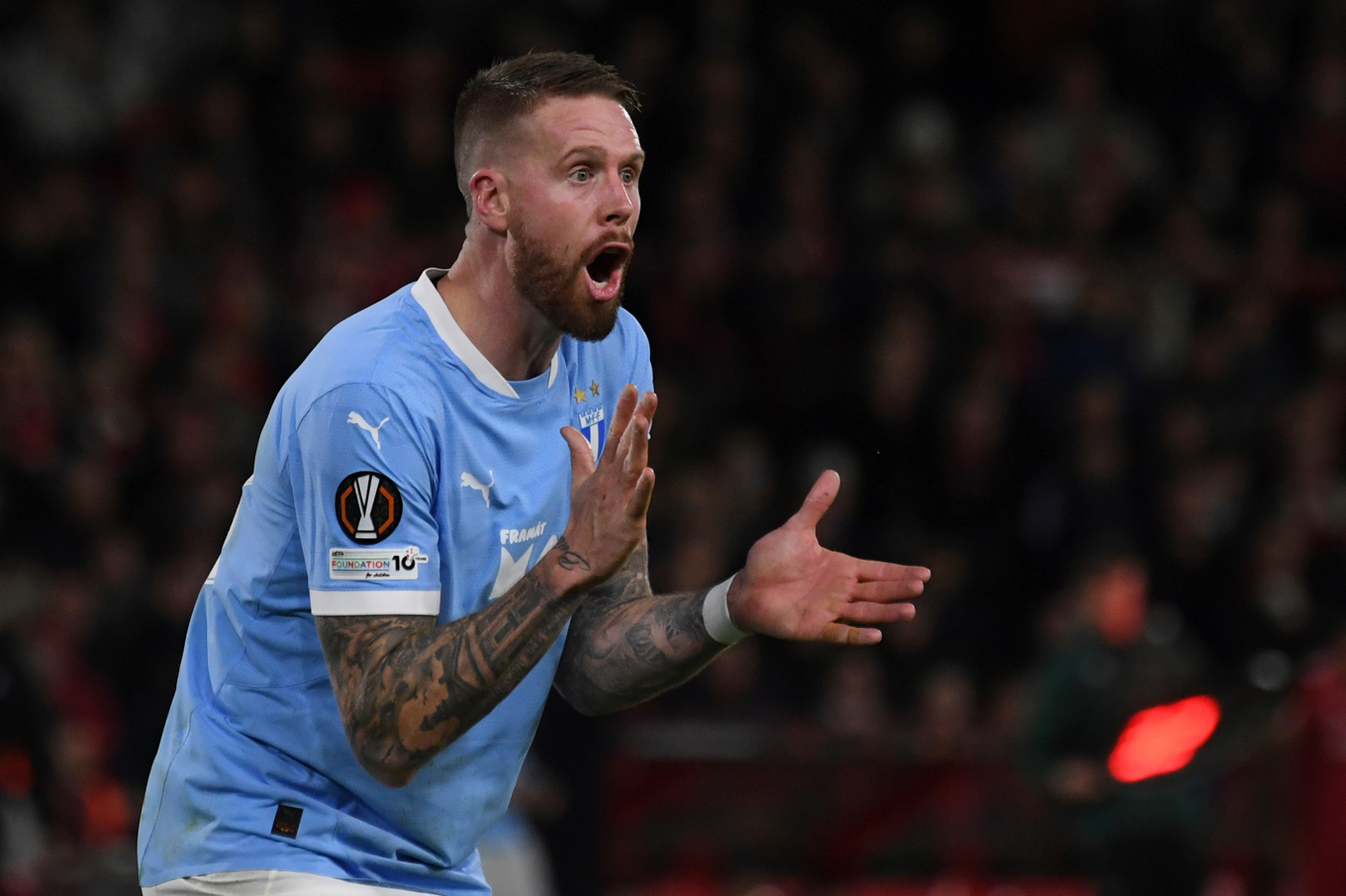 Pontus Jansson missnöjd under Malmö FF:s Europa League-match mot Nottingham Forest på bortaplan. Foto: Rui Vieira/AP/TT