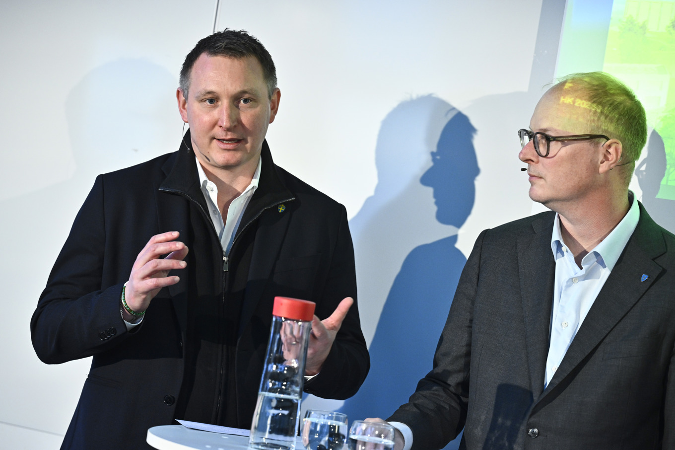Svenska fotbollsförbundets fotbollschef Kim Källström (till vänster) och Anders Österberg (S), biträdande finansborgarråd, när Stockholms stad och Svenska fotbollförbundet håller pressträff om ett Nationellt fotbollscenter. Foto: Claudio Bresciani/TT