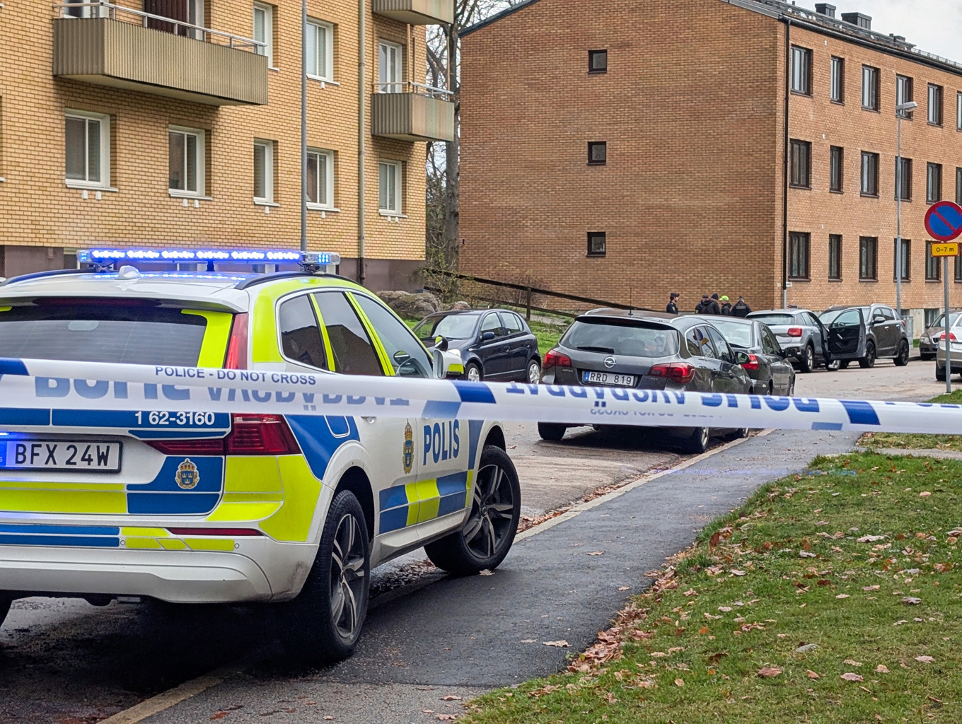 Polisens avspärrningar efter ett knivdåd i Karlskrona. En kvinna har avlidit, meddelar polisen. Foto: Suzanne Wernersson/Linslusfoto/TT
