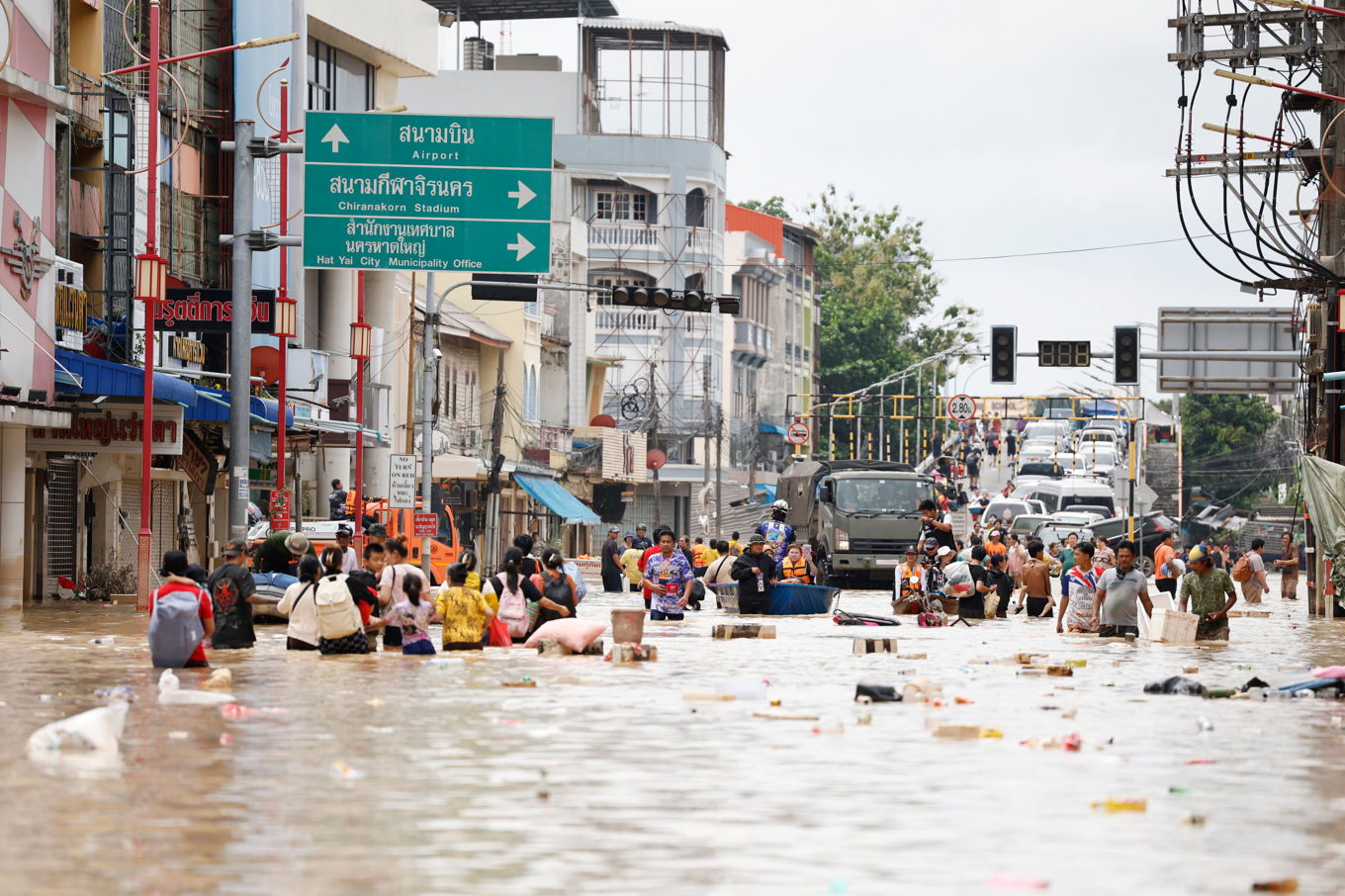 En översvämmad väg i provinsen Songkhla. Bilden är från torsdagen. Foto: Sarot Meksophawannakul/AP/TT