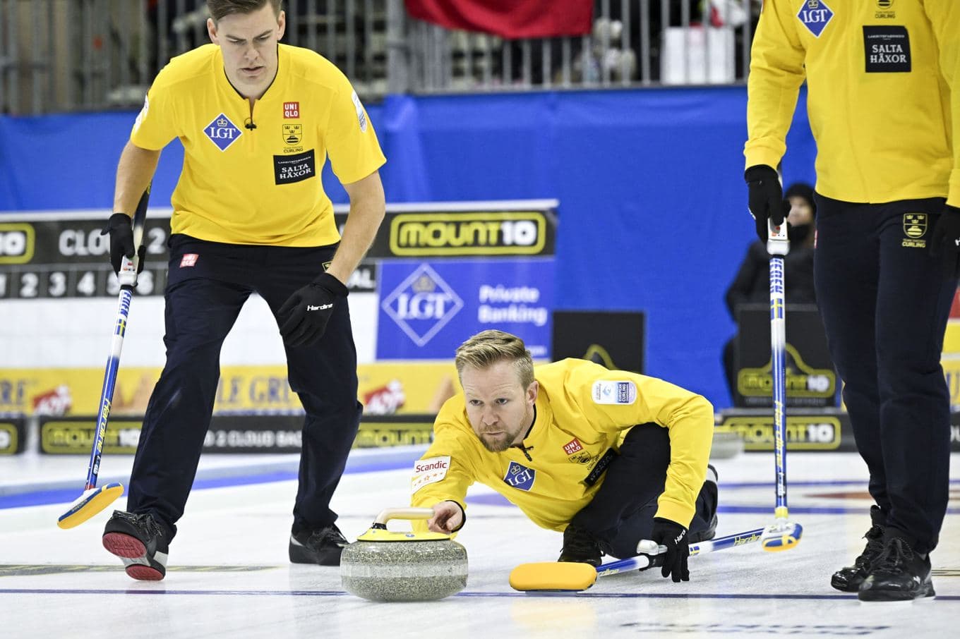 Niklas Edin och hans lag är europeiska mästare för första gången sedan 2019 efter finalsegern mot Schweiz. Foto: Emmi Korhonen/AP/TT