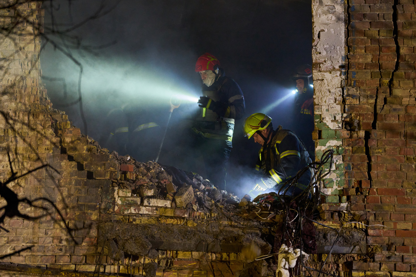 Räddningspersonal söker efter skadade och döda efter de senaste ryska attackerna mot bostadshus i Kiev. Foto: Efrem Lukatsky/AP/TT