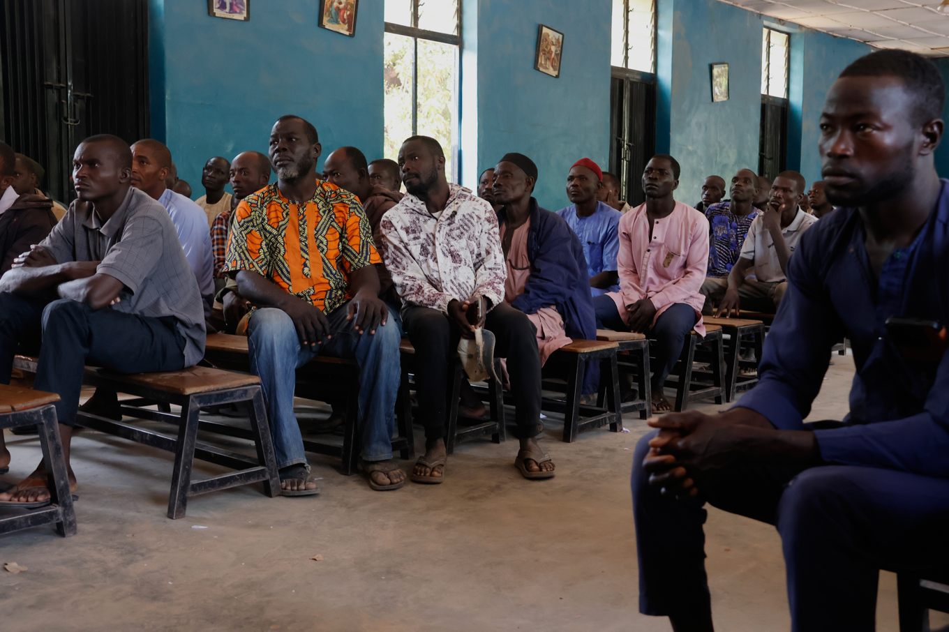 Föräldrar till skolflickor som nyligen fördes bort i en annan uppmärksammad kidnappning i Nigeria, i Papiri i den nordvästra delen av landet. Foto: AP/TT