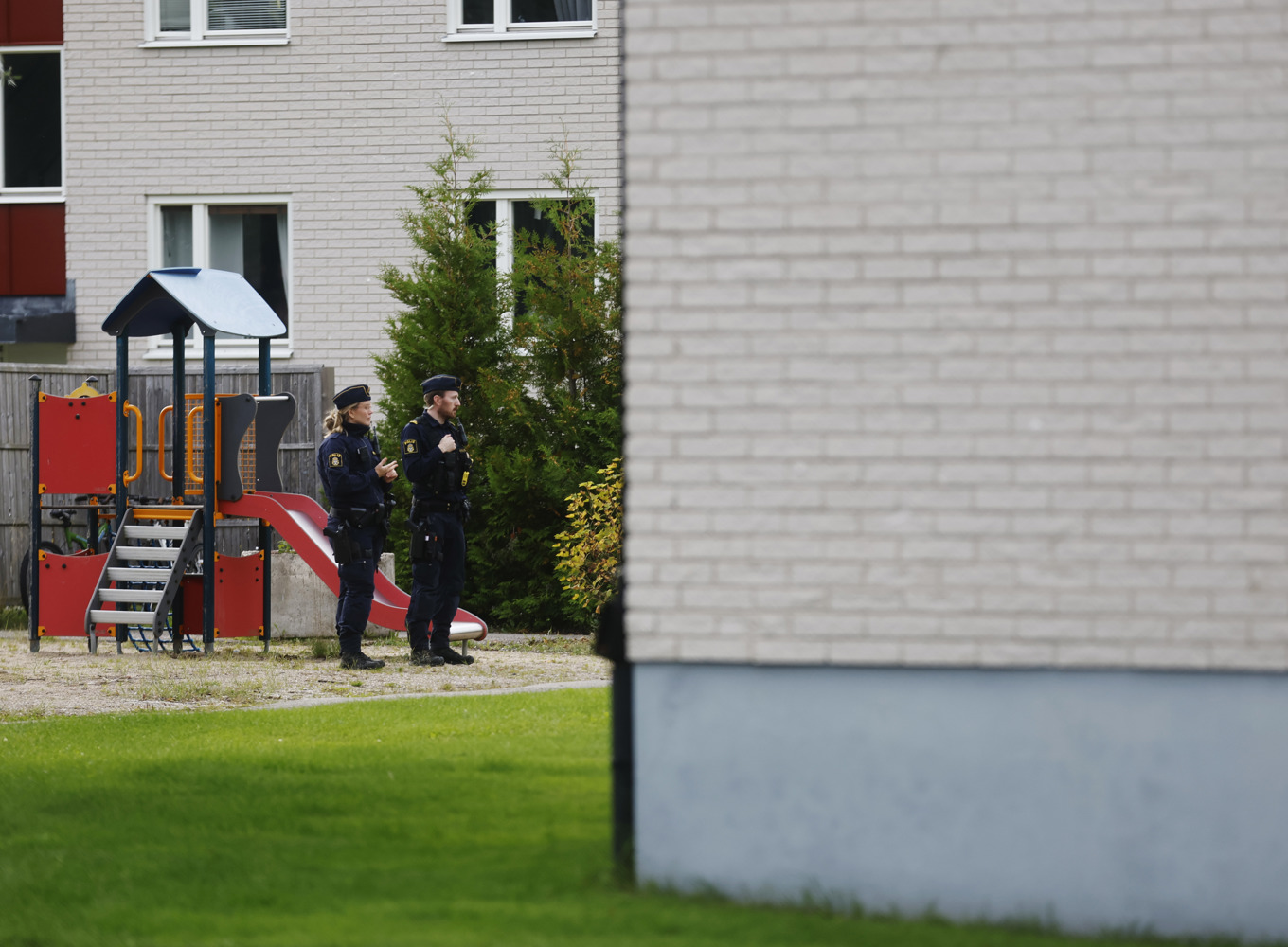 Polis på plats utanför huset i Harmånger där ambulanssjukvårdaren mördades i tjänsten. Foto: Mats Andersson/TT