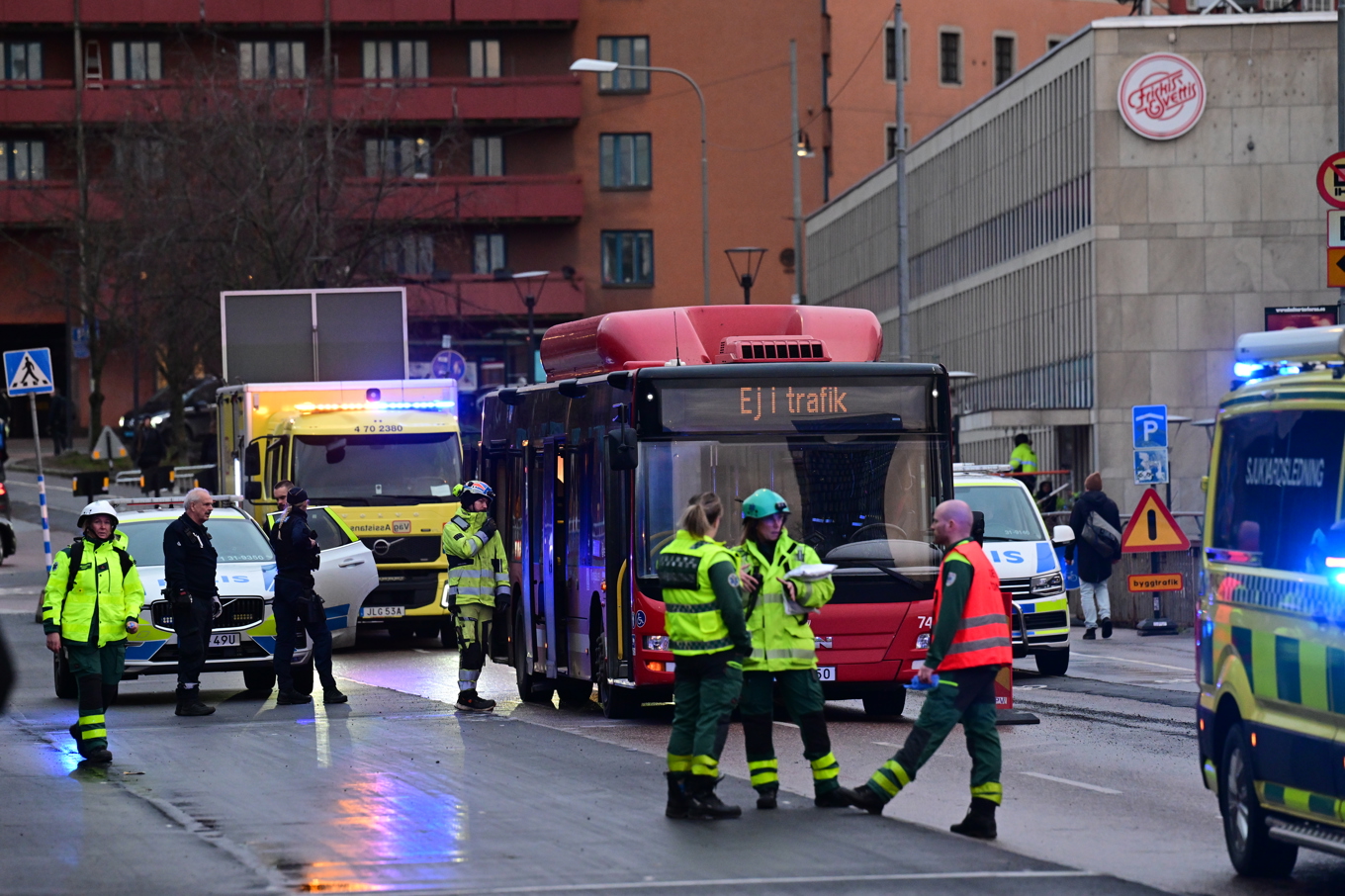 En man sprutade med en brandsläckare inne i en buss i centrala Stockholm. Foto: Jonas Ekströmer/TT
