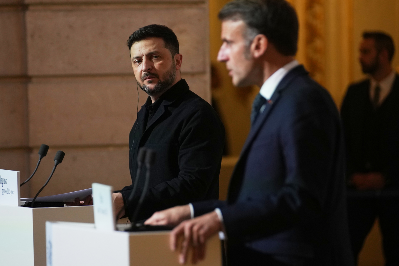 Ukrainas president Volodymyr Zelenskyj och Frankrikes president Emmanuel Macron på måndagens pressträff i Paris. Foto: Christophe Ena/AP/TT