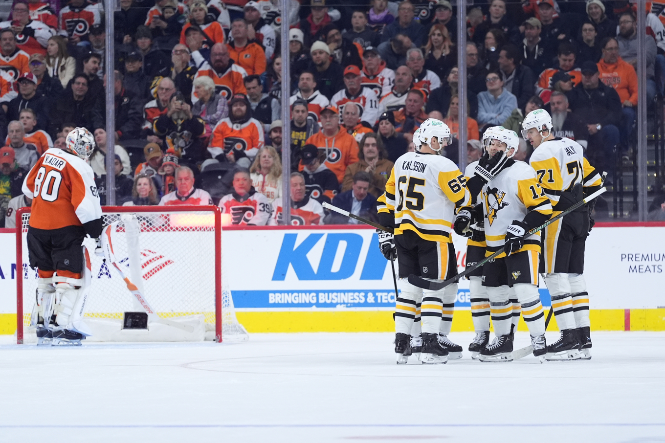 Pittsburghs Erik Karlsson (65) och Bryan Rust (17) firar ett mål mot Philadelphia. Foto: Matt Slocum/AP/TT