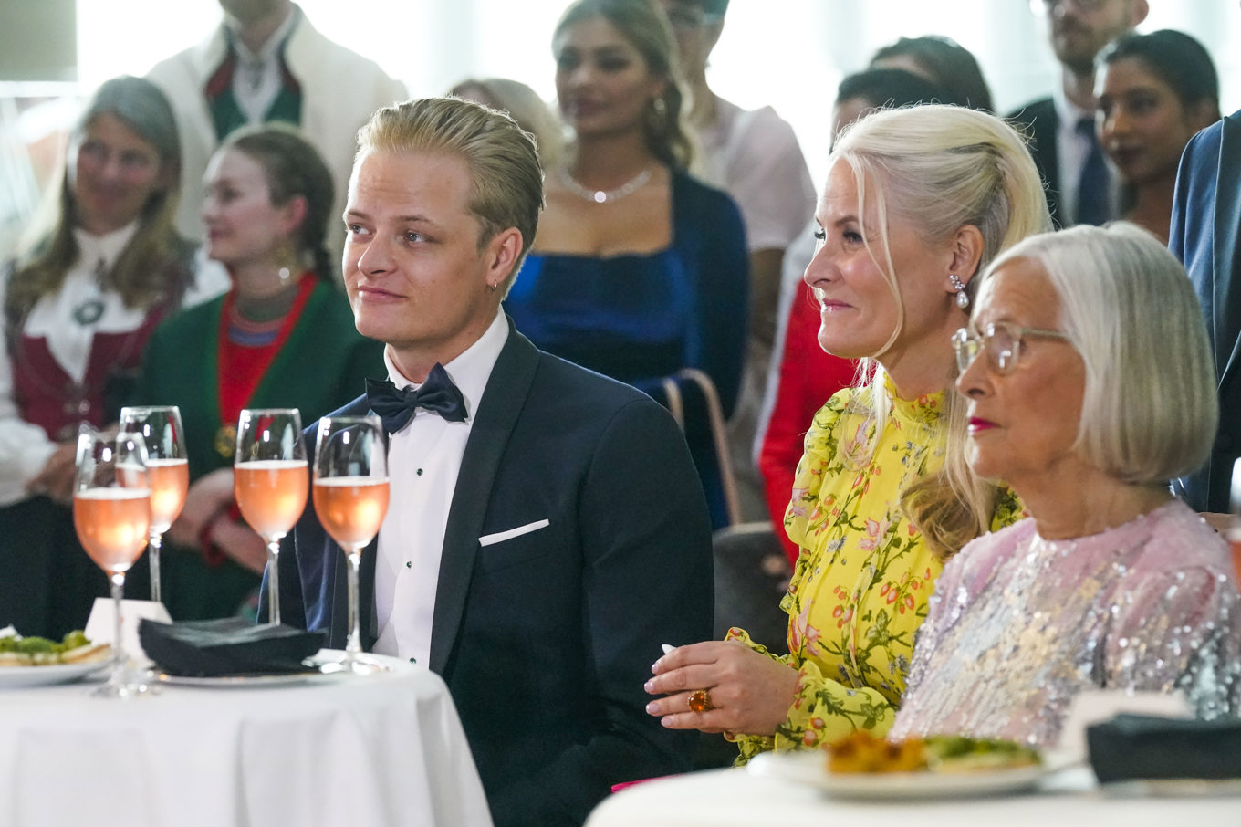 Marius Borg Høiby, kronprinsessan Mette-Marit samt Marit Tjessem under en middag med anledning av prinsessan Ingrid Alexandras 18-årsdag 2022. Foto: Lise Åserud/NTB/TT