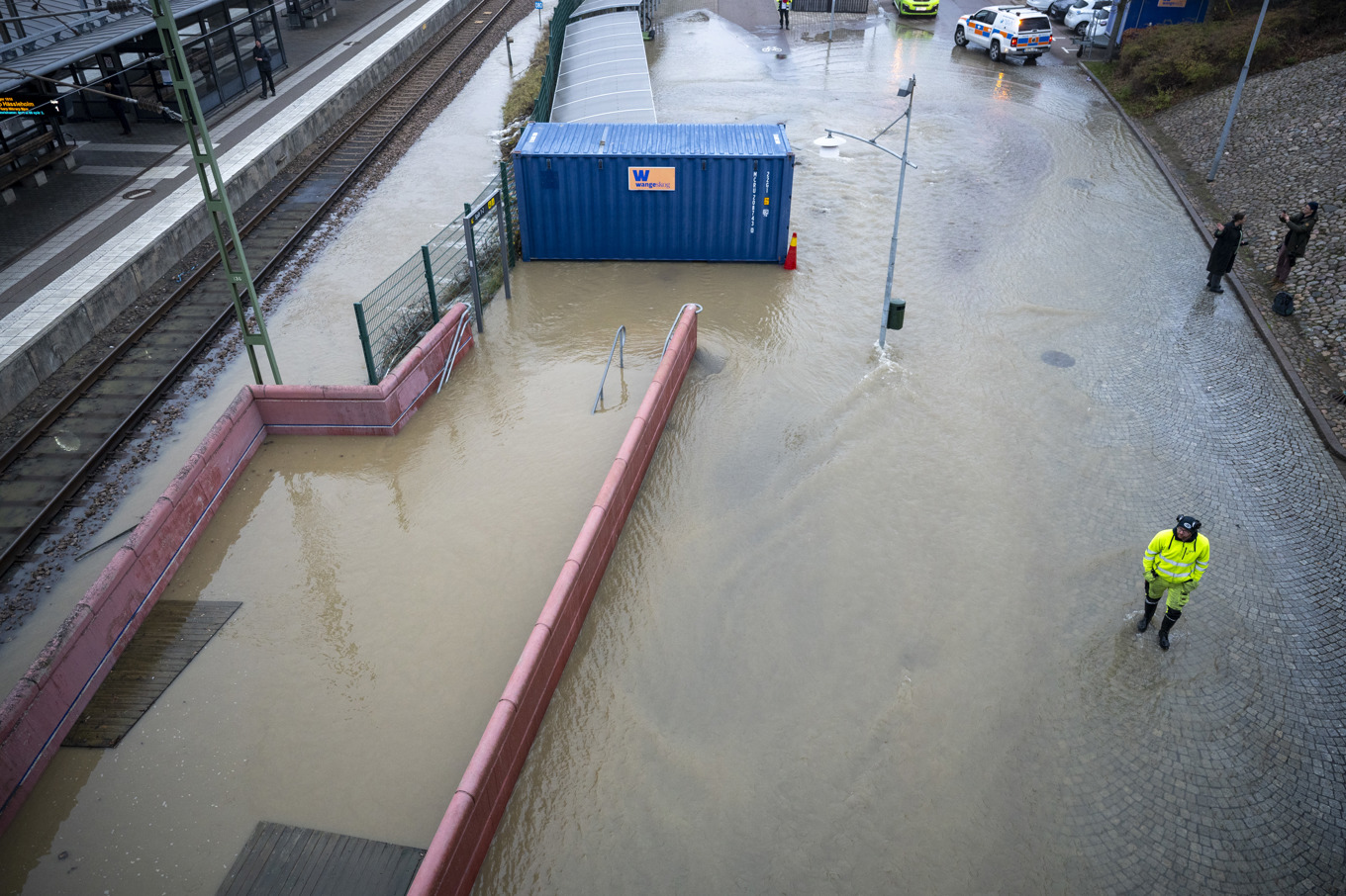 Personal på plats vid en större vattenläcka på stationen i Ramlösa söder om Helsingborg på onsdagsmorgonen. Foto: Johan Nilsson/TT