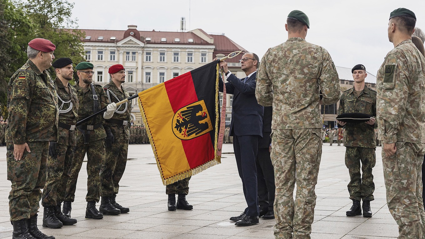 Den tyske förbundskanslern Friedrich Merz deltar i en ceremoni med tysk militär i Vilnius, Litauen. Tyskland vill nu kraftigt öka sin militära styrka. Foto: Paulius Peleckis/Getty Images