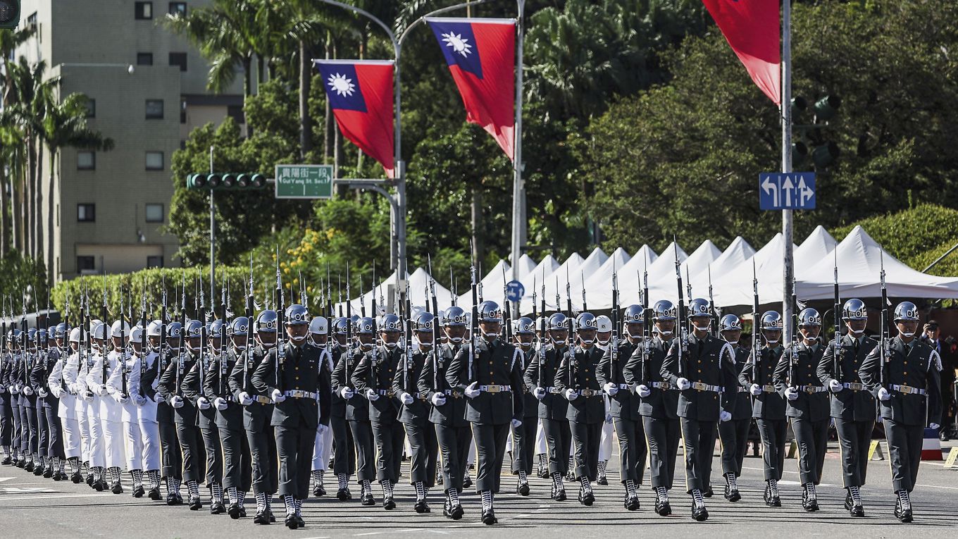 Högvakt paraderar förbi presidentpalatset i Taipei under nationaldagsfiranden den 10 oktober. Foto: I-Hwa Cheng/AFP via Getty Images