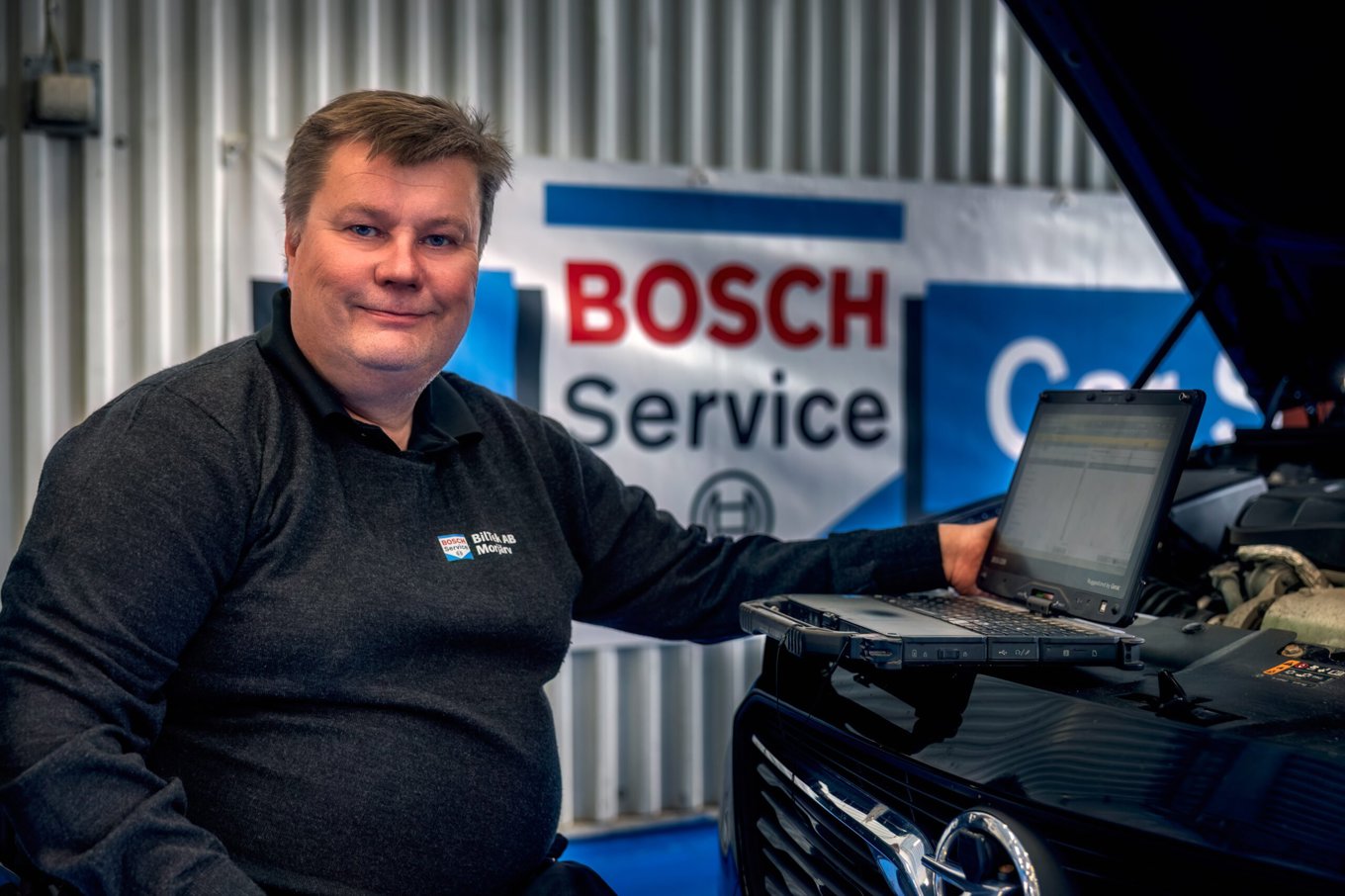 En bilverkstad i glesbygd kan också vara cykelverkstad, järnhandel, mötesplats och ett enkelt fik. ”Vi fyller en samhällsviktig funktion”, säger Hans Rönnlund i Morjärv. Foto: Biltek