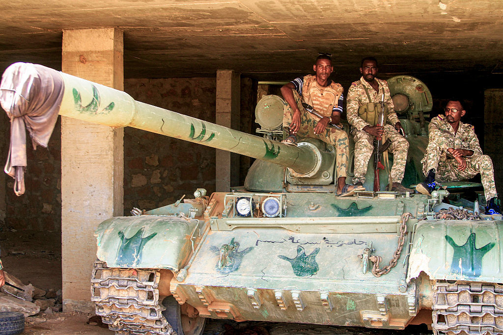 Soldater från den reguljära sudanesiska regeringsarmén SAF sitter på en stridsvagn man erövrat från motståndaren, milisen RSF i Omdurman. Foto: Ebrahim Hamid/AFP via Getty Images
