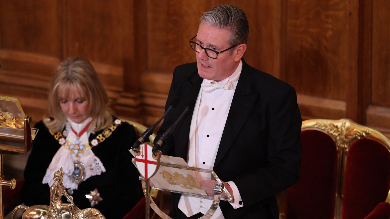 Den brittiske premiärministern Keir Starmer håller ett tal vid Lady Mayor-banketten i Guildhall i centrala London den 1 december. Foto: Adrian Dennis/AFP via Getty Images