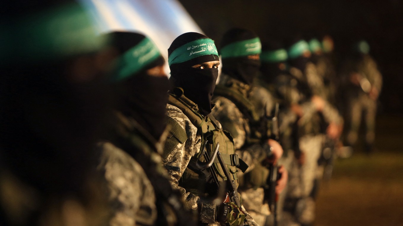 Palestinska medlemmar av Ezzedine al-Qassam-brigaderna, den väpnade grenen av den terrorstämplade rörelsen. Foto: Mahmud Hams/AFP via Getty Images