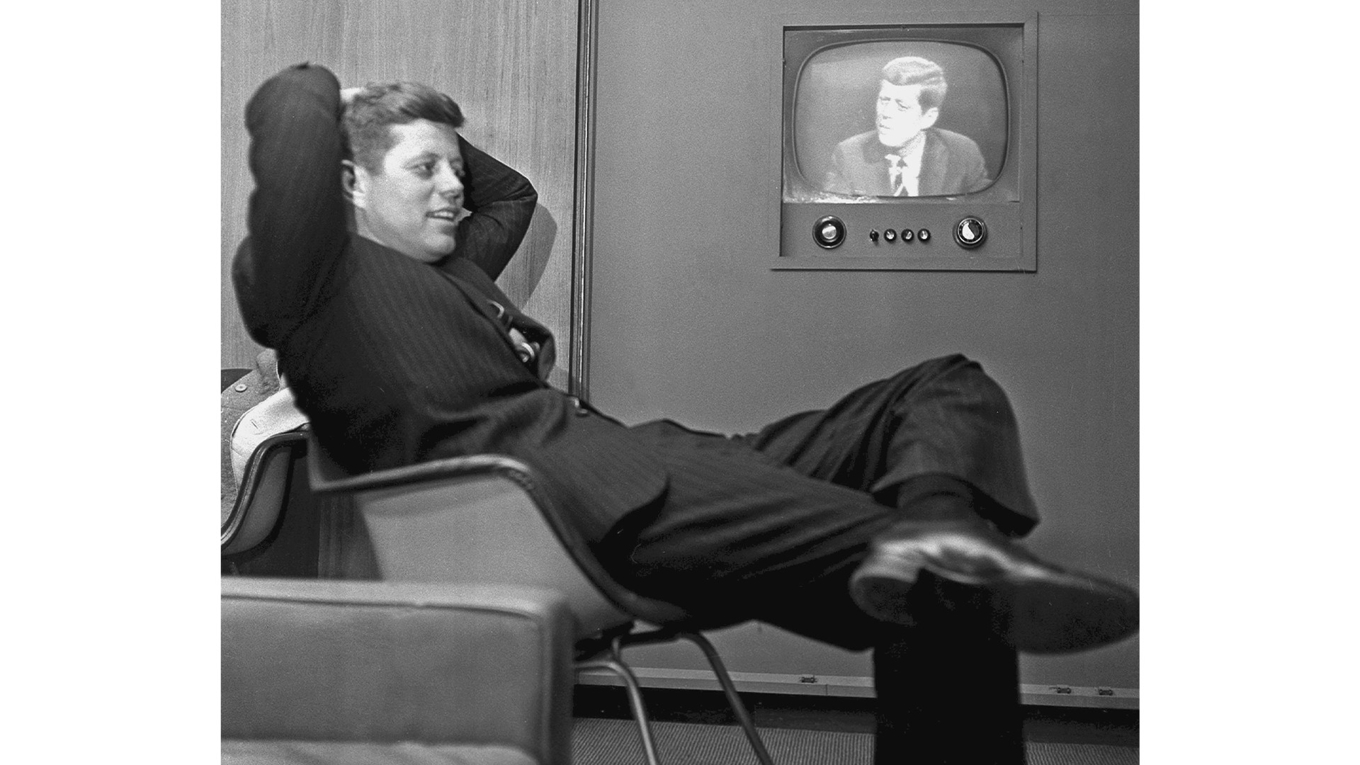 Netflix förkunnade häromveckan att man arbetar på en serie om den mytomspunna Kennedyfamiljen. Kul att se att tv-apparaterna i USA fungerar utan problem – till skillnad från statsapparaten! Foto: AP/TT BILD