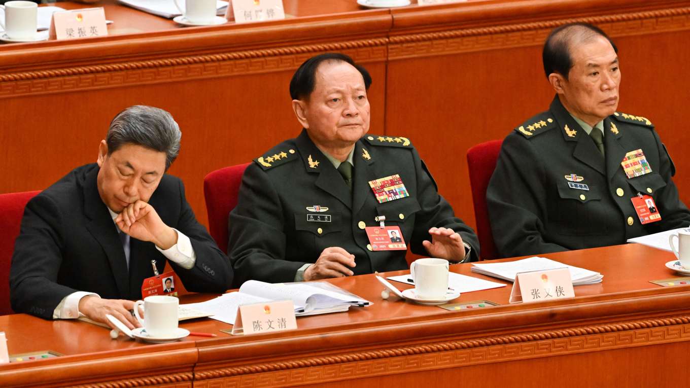 He Weidong, längst till höger, är en av de höga generaler som rensats ut. Foto: Adek Berry/AFP via Getty Images