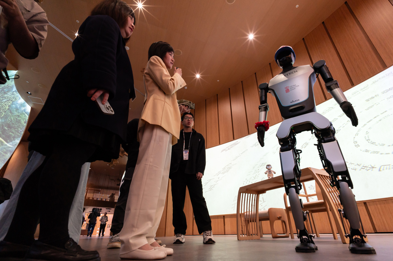 Den humanoida roboten Walker från Ubtech ska sättas i drift vid gränsen mot Vietnam. Här syns ett exemplar på en mässa i Japan i år. Foto: Tomohiro Ohsumi/Getty Images