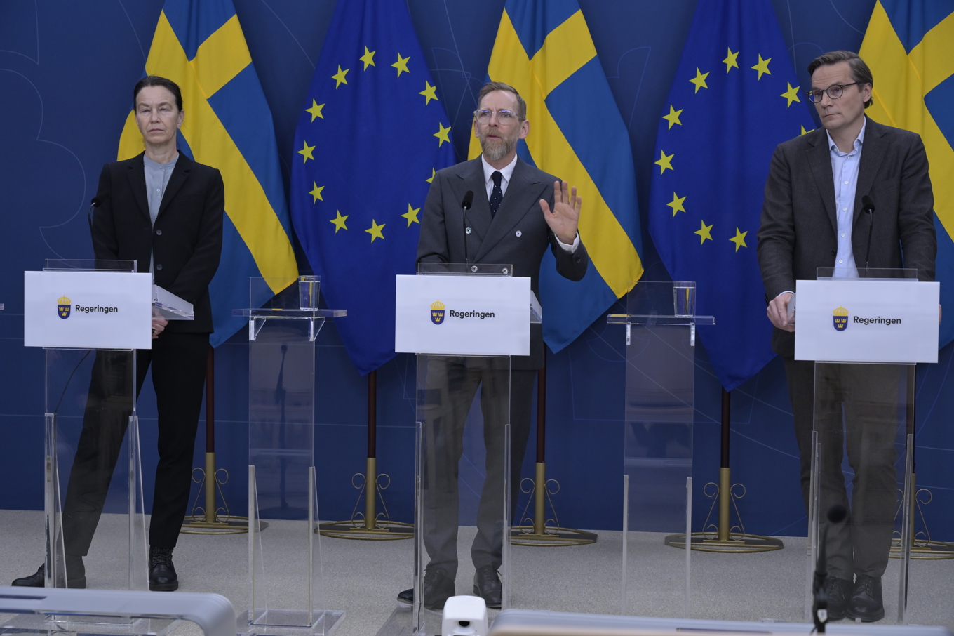 Olivia Wigzell, gneraldirektör Folkhälsomyndigheten, Jakob Forssmed (KD), socialminister och Erik Sturegård, statsepidemiolog. Foto: Roger Sahlström.