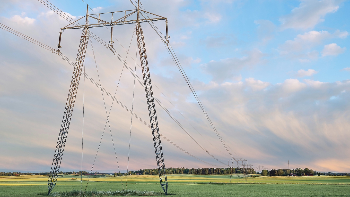 Högvoltsledningar i Sverige utgörs av transmissionsnätet som sköts av Svenska kraftnät, samt lokala och regionala elnät på lägre spänningsnivåer. Foto: ChristianLPhoto/Shutterstock