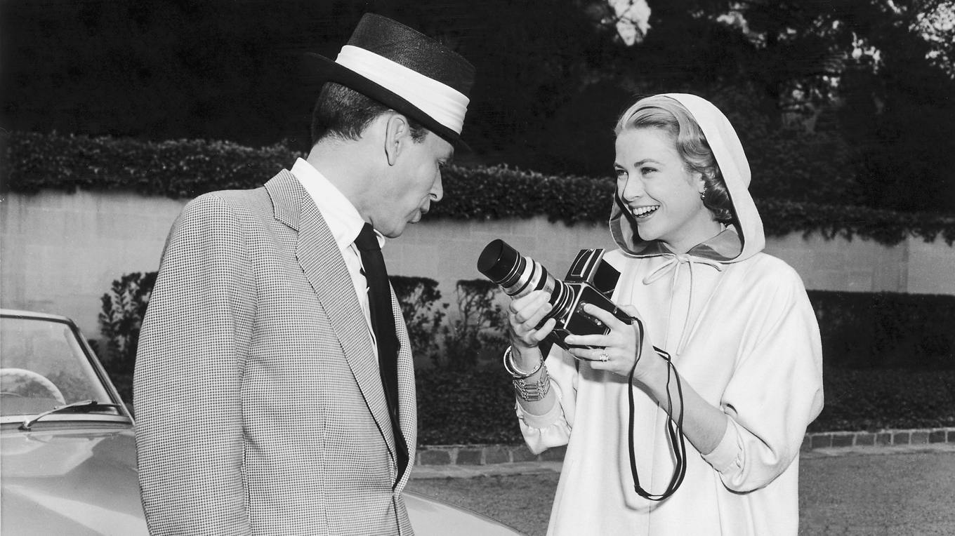 Sinatra hade flera välkända smeknamn, bland annat ”Ol’ Blue Eyes”; hans ljusblå ögon gav honom det namnet. Mindre känt är att ”Scarface” var ett smeknamn i hans privata krets, syftande på ärret från förlossningen. Han undvek därför att bli fotograferad från vänster sida, eftersom ärret syntes tydligare där. Foto: AP/TT BILD