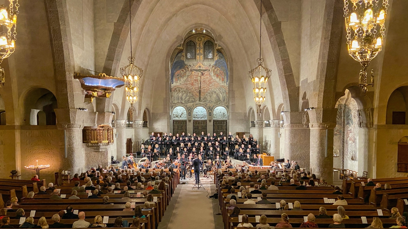 Orkester, körer och 
dirigenten Bengt Eklund 
under framförandet av 
Anders Nilssons ”Requiem” 
i Engelbrektskyrkan.
Foto: Nina Fylkegård