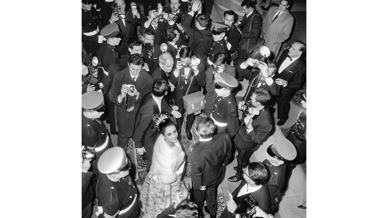 Elizabeth Taylor och Richard Burton av fotografer vid Théâtre des Champs-Élysées under galavisningen av ”Lawrenc. Foto: AP/TT BILD
