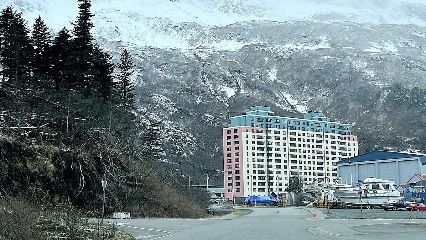 Begich Tower i Whittier, Alaska, med Chugach-bergen i bakgrunden. Foto: Allan Stein