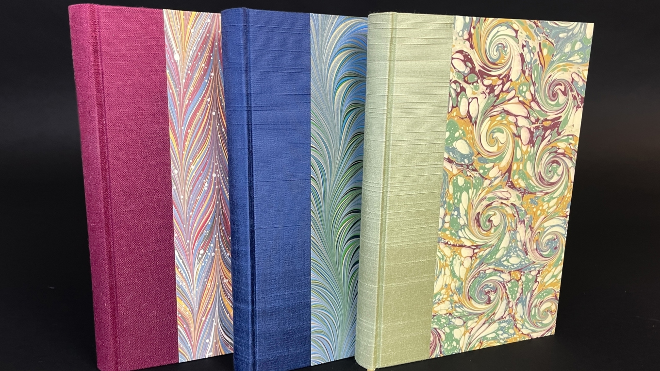 Här är några av Anna Jönssons alster. Jönsson går nu en vidare­utbildning i bokkonservering vid West Dean College, en anrik konst- och hantverkshögskola i England. Foto: Pressbild