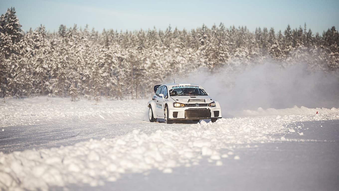 Deltagarna får många mils rallykörning på sjöisen i Björbo. Foto: Rally School