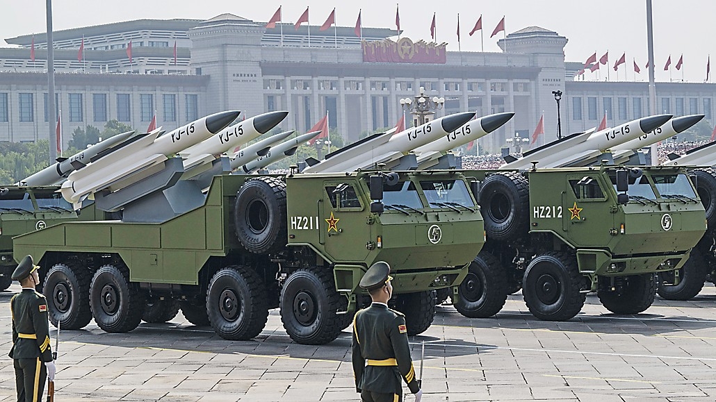 Kinesiska robotramper visas upp under en militärparad på Himmelska fridens torg i Peking den 3 september. Foto: Kevin Frayer/Getty Images