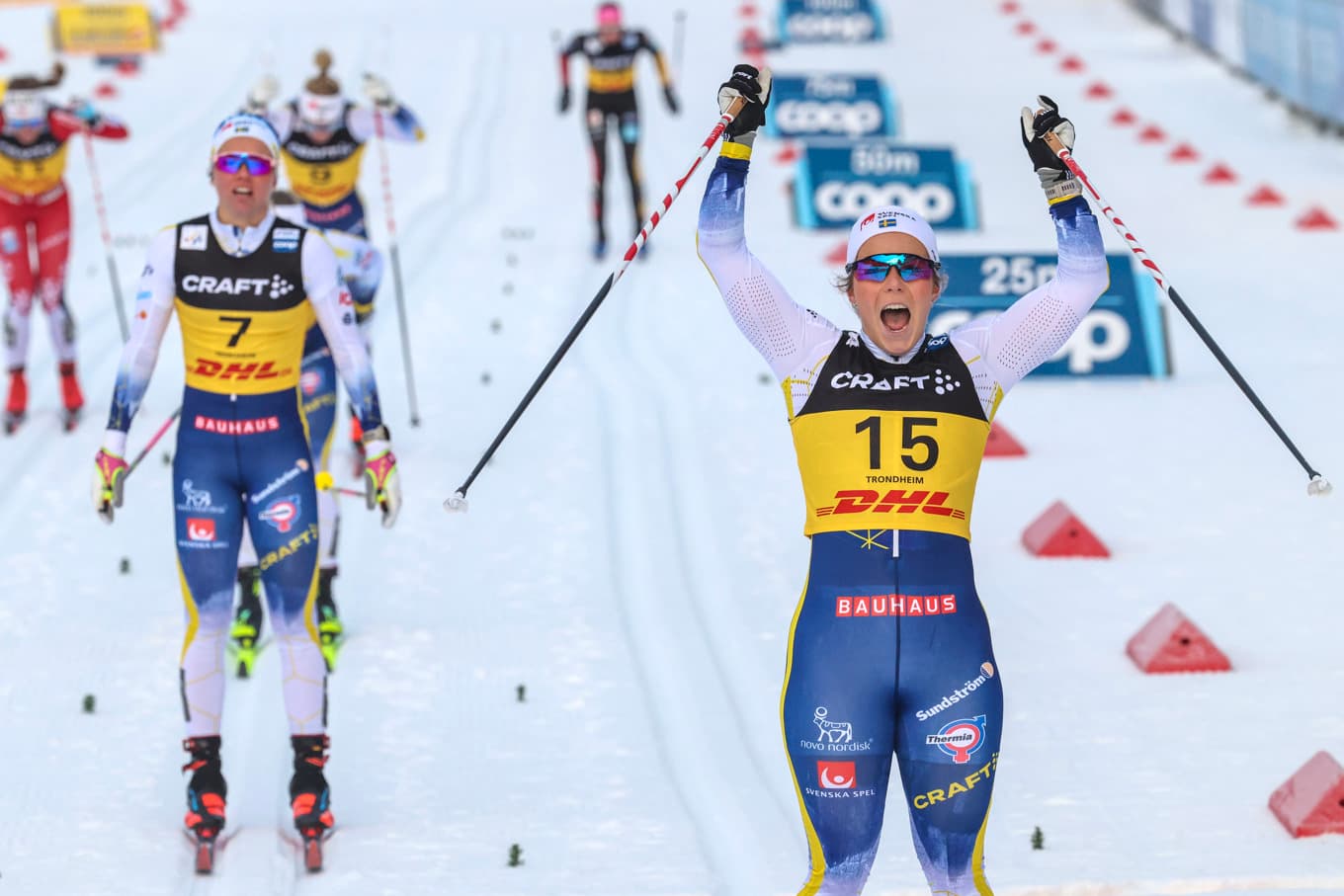 Johanna Hagström jublar efter sprintsegern i Trondheim. Foto: Geir Olsen/NTB/TT