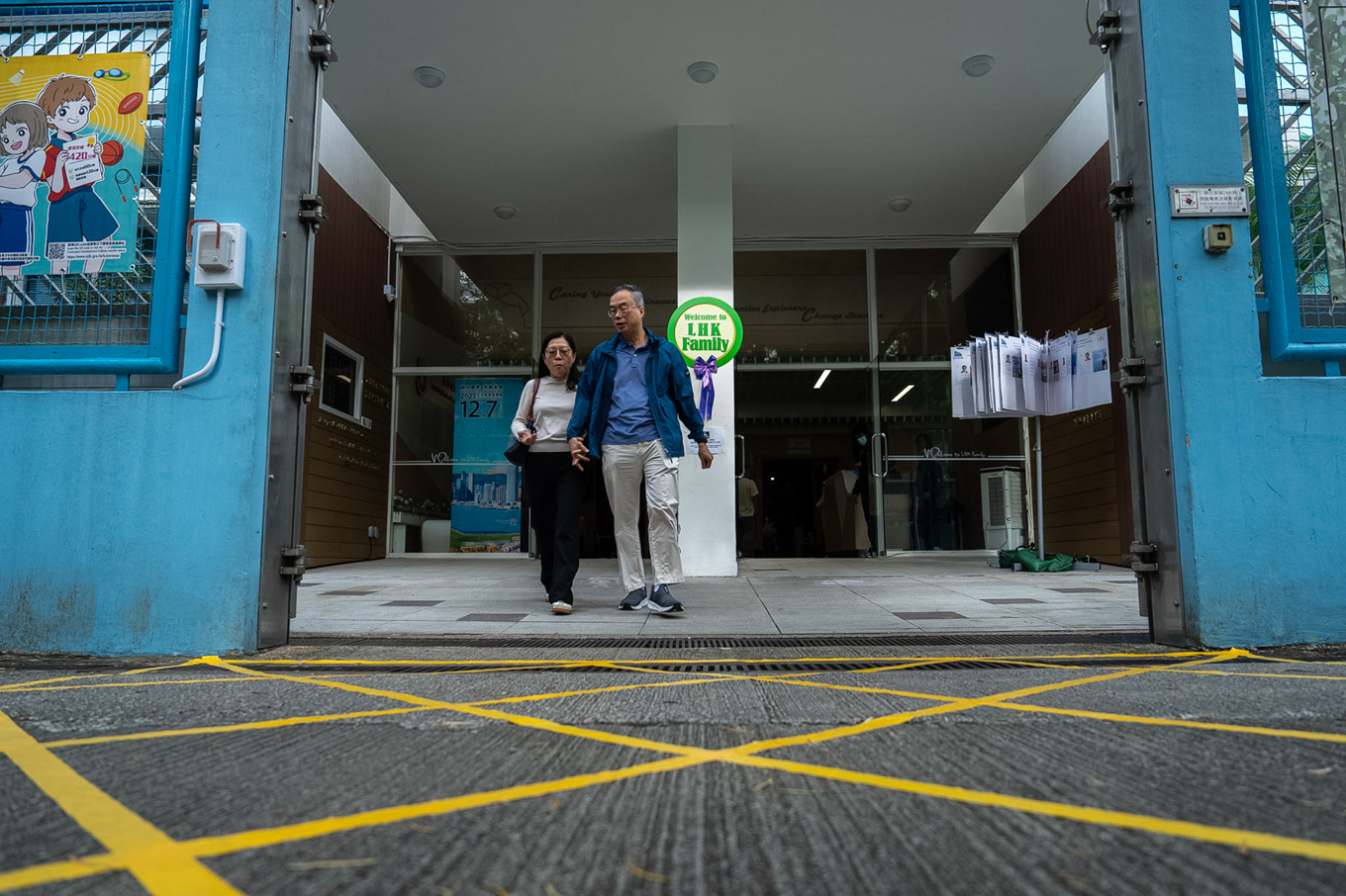Det var ingen rusning till vallokalerna i Hongkong på söndagen, som här i Tai Po-distriktet. Foto: Chan Long Hei/AP/TT
