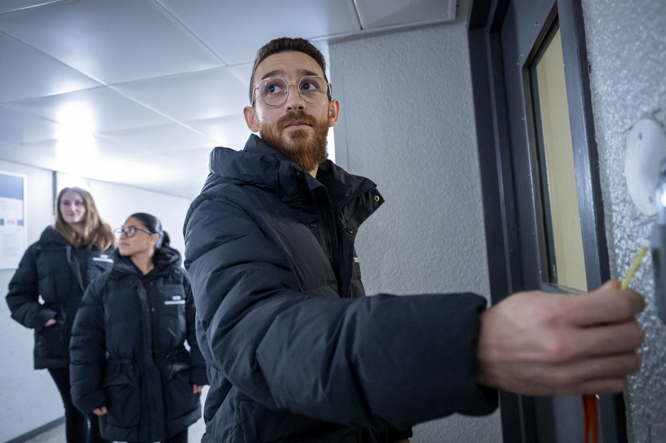 Trygghetsvärdarna Natalie Cadjo, Vania Eriksson och Mahmoud Anara kontrollerar ett trapphus i bostadsområdet Andersberg i Halmstad, som tagits bort från polisens lista över utsatta områden. Foto: Johan Nilsson / TT