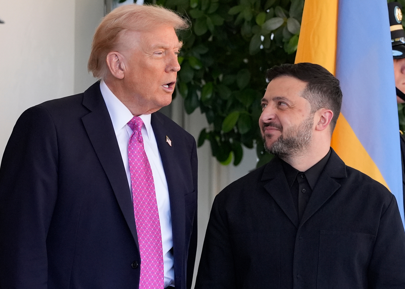 USA:s president Donald Trump tar emot Ukrainas dito Volodymyr Zelenskyj i Vita huset i Washington DC i oktober. Foto: Alex Brandon/AP/TT