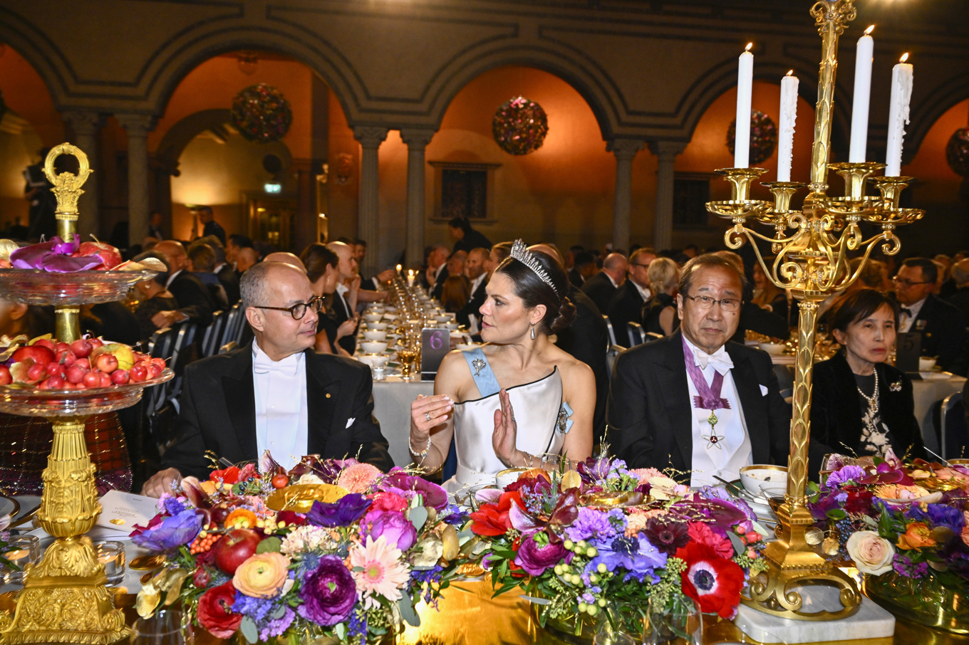 Kronprinsessan Victoria har Nobelpristagarna i kemi, Omar M Yaghi och Susumu Kitagawa, till bordet under banketten. Foto: Christine Olsson/TT
