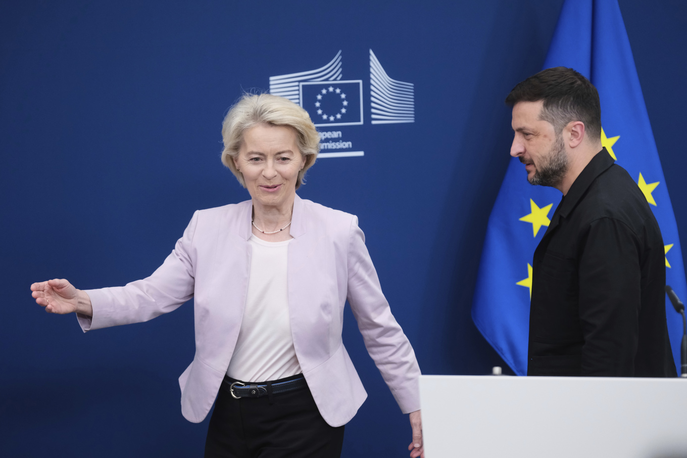 EU-kommissionens ordförande Ursula von der Leyen och Ukrainas president Volodymyr Zelenskyj. Arkivbild. Foto: AP/TT