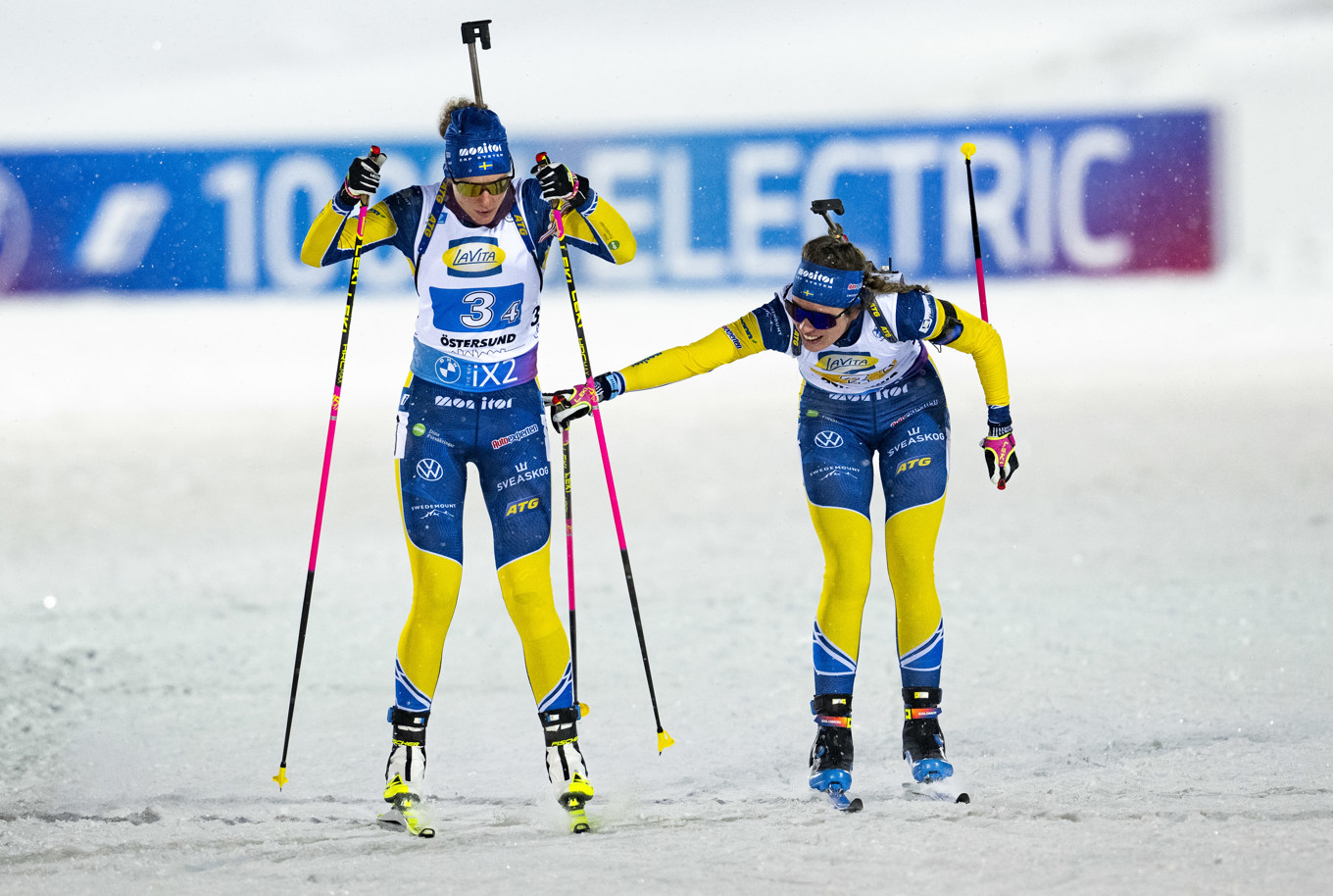 Sverige vann stafetten i Hochfilzen. Här Elvira Öberg som växlar till Hanna Öberg i en tidigare skidskyttestafett. Arkivbild. Foto: Pontus Lundahl/TT