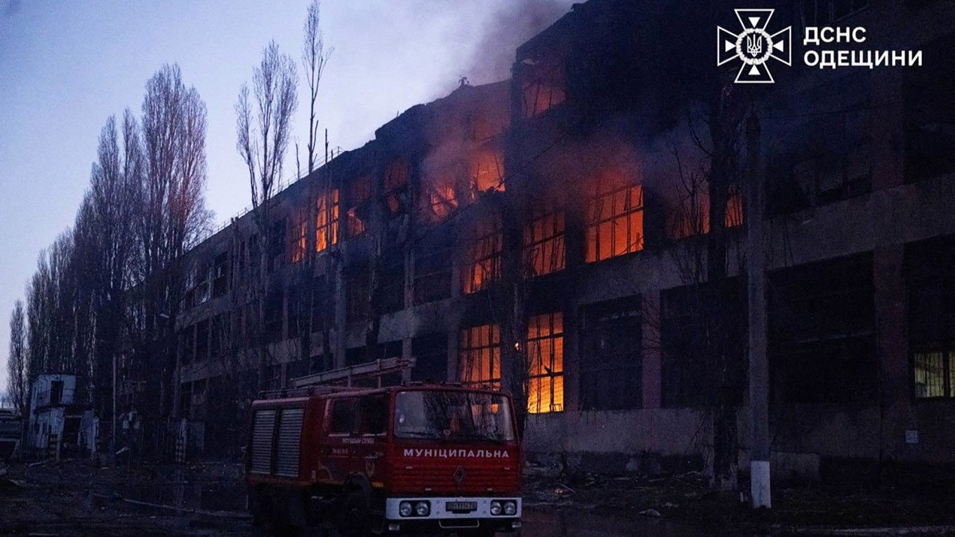 Räddningstjänst på plats vid en byggnad i Odessaregionen som satts i brand i ryska anfall natten mot lördagen. Foto: Ukrainas räddningstjänst via AFP/TT