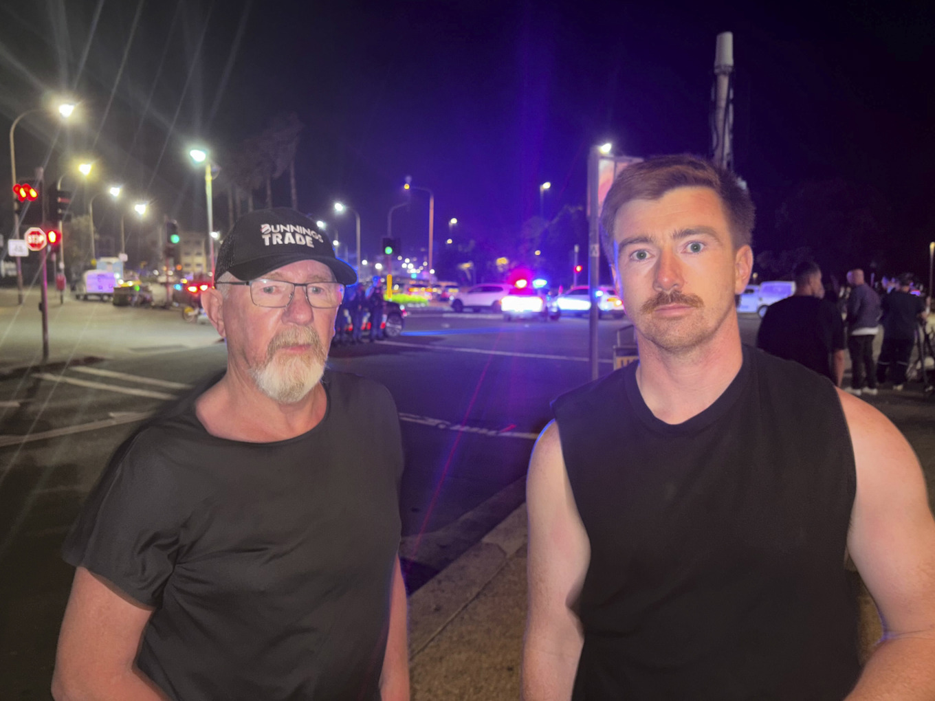 Tom (till vänster) och Liam Madigan, far och son, vittnen till skjutningen på Bondi Beach i Sydney. De såg allt från sin lägenhet. Foto: Amanda Åström / TT