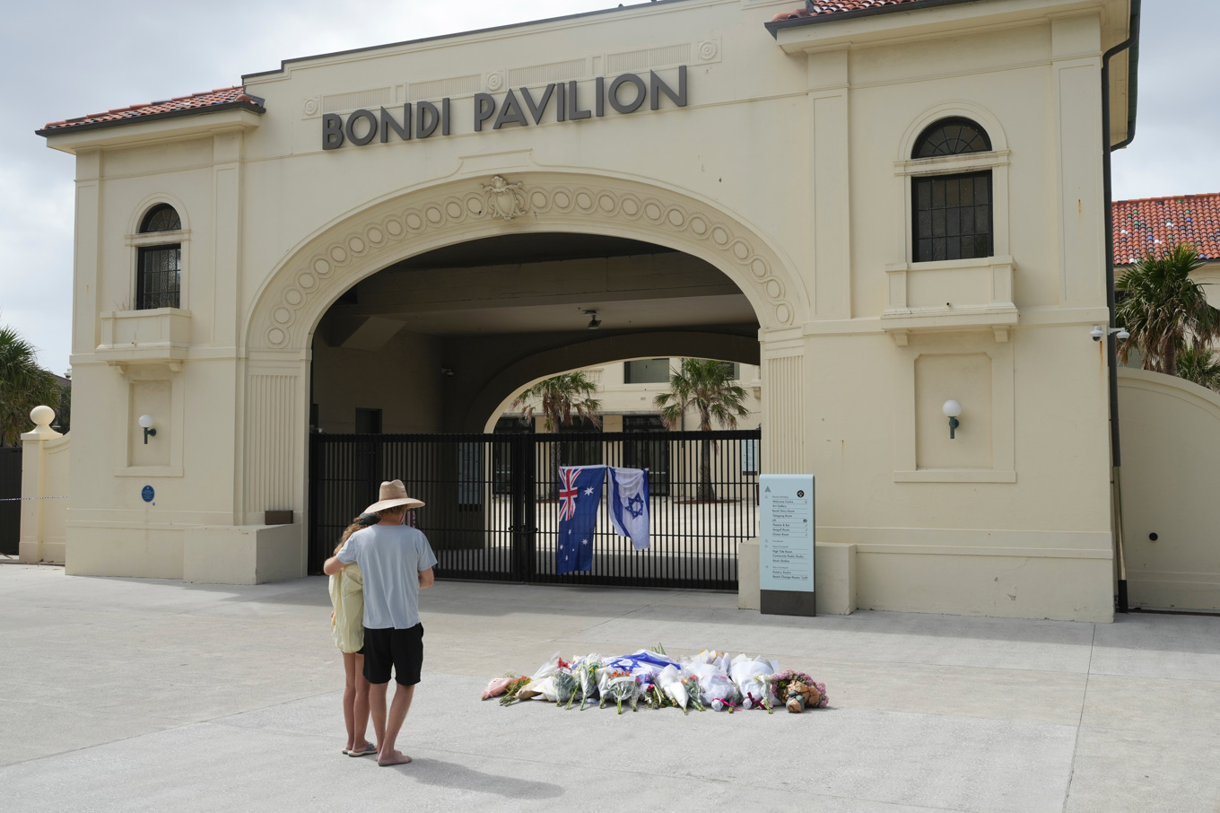 Människor sörjer dagen efter dådet. Foto: Mark Baker/AP/TT