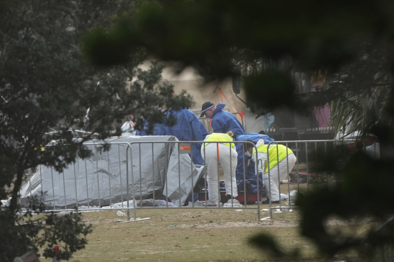 Polis arbetar på platsen där skottlossningen inträffade vid Bondi Beach i Sydney. Foto: Mark Baker/AP/TT