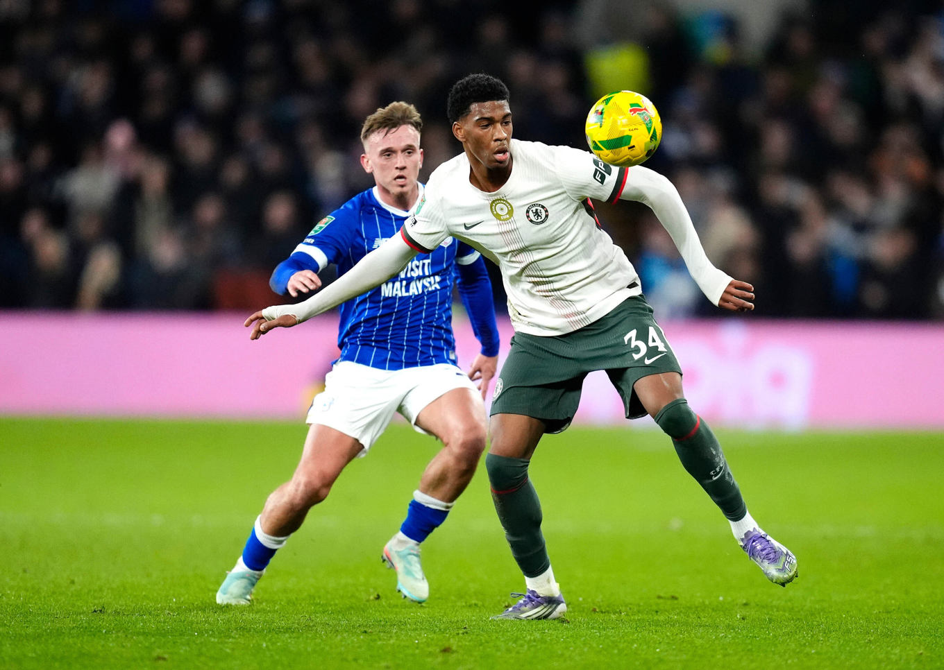 Isaak Davies och de andra Cardiffspelarna gjorde länge livet surt för Josh Acheampong och de andra Chelsea-stjärnorna i tisdagens ligacupkvartsfinal. Foto: Nick Potts/AP/TT