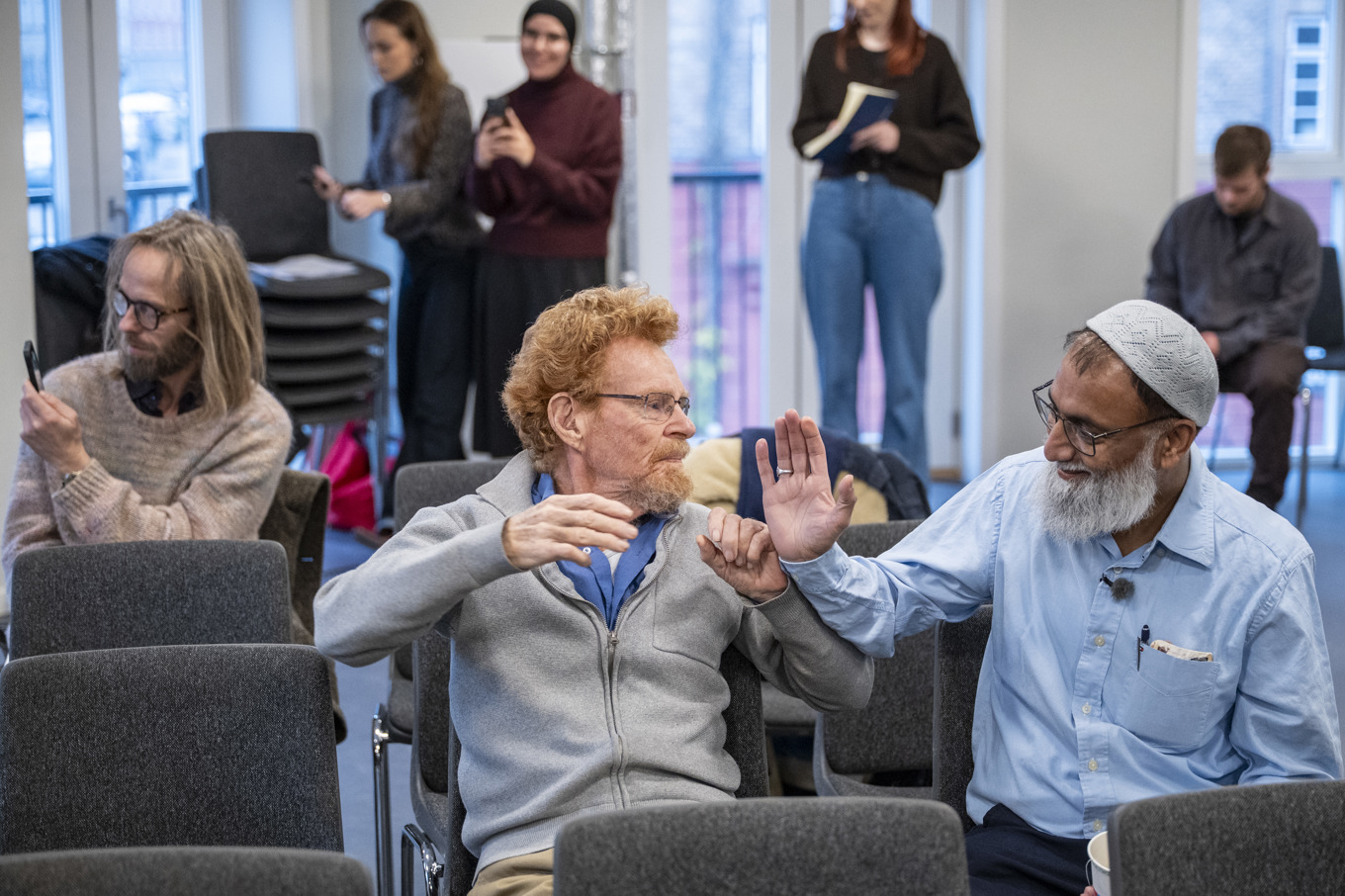 Muhammad Aslam (till höger), ordförande boendeföreningen, och John Christoffersen (boende), reagerar när EU-domstolens beslut presenteras. Foto: Johan Nilsson / TT