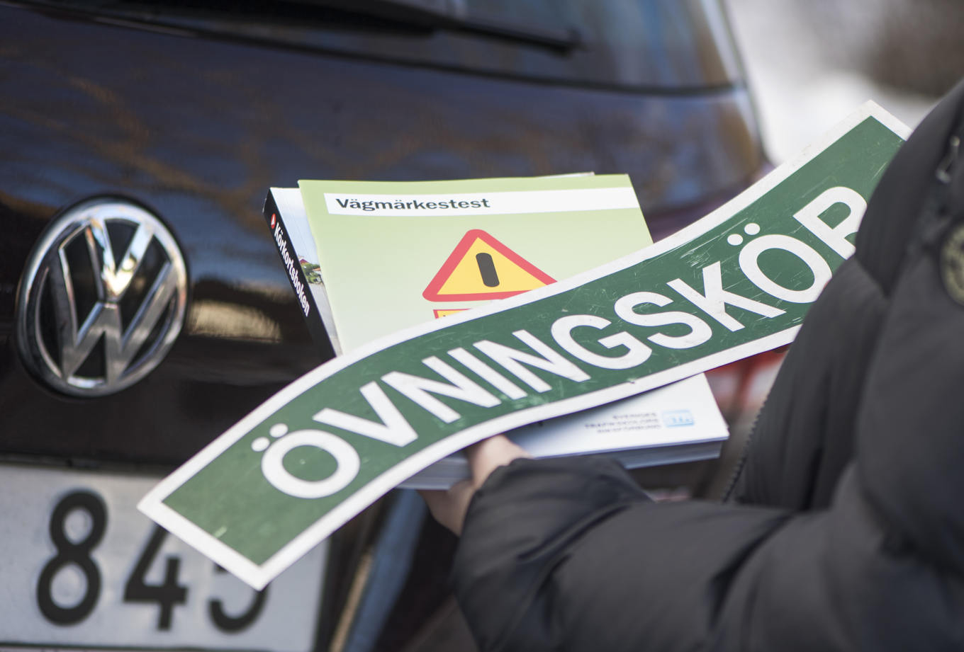 Introduktionsutbildningen tas bort för den som övningskör privat och för handledaren. Arkivbild. Foto: Fredrik Sandberg/TT