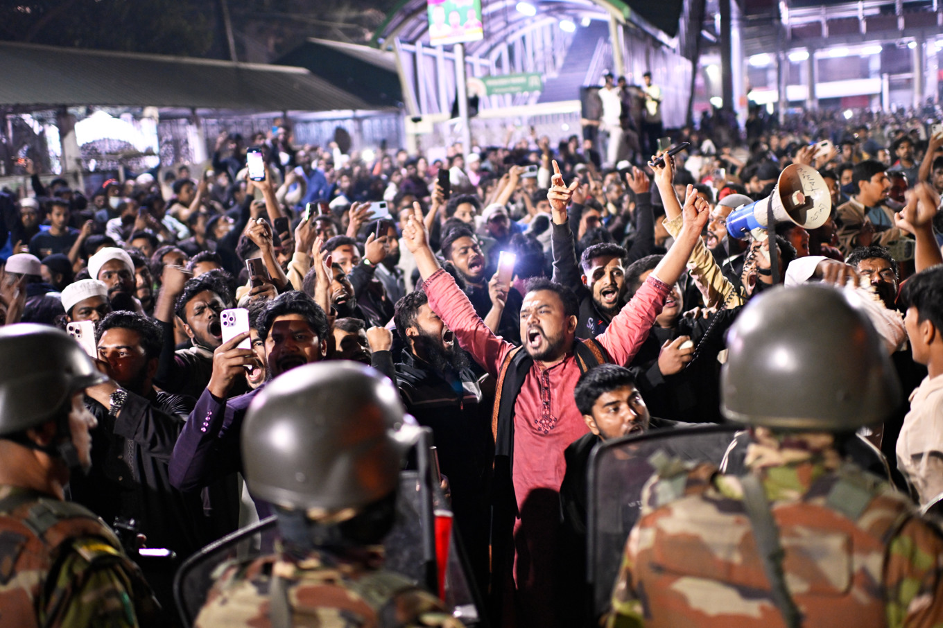 Demonstranter i Dhaka. Foto: Mahmud Hossain Opu/AP/TT