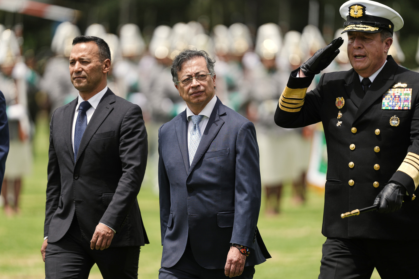 Colombias försvarsminister Pedro Sánchez (vänster) och landets president Gustavo Petro (mitten) vid en militärparad i oktober. Arkivbild. Foto: Ivan Valencia/AP/TT