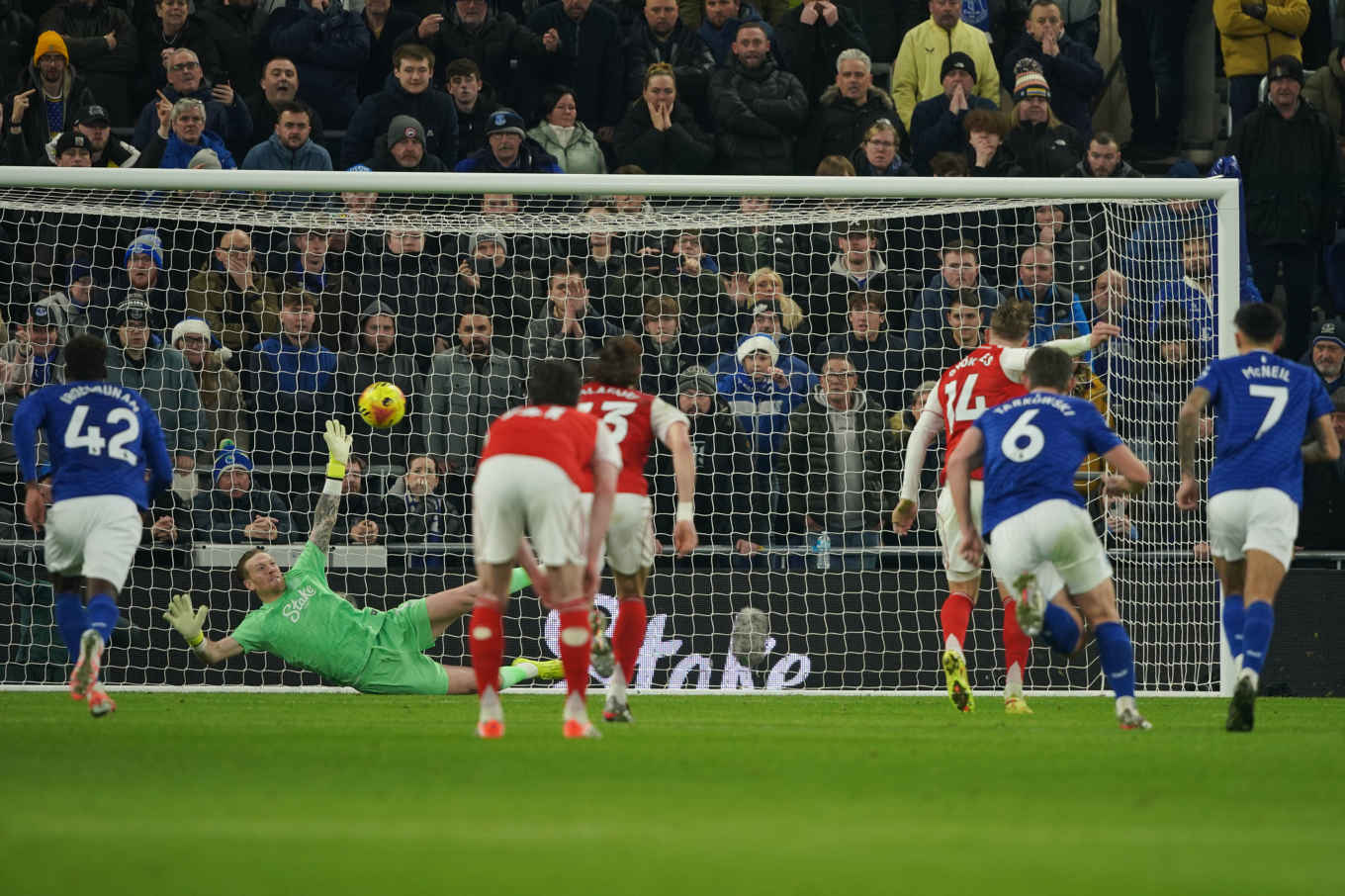 Viktor Gyökeres (nummer 14) slår in straffen bakom Jordan Pickford. Foto: Ian Hodgson/AP/TT